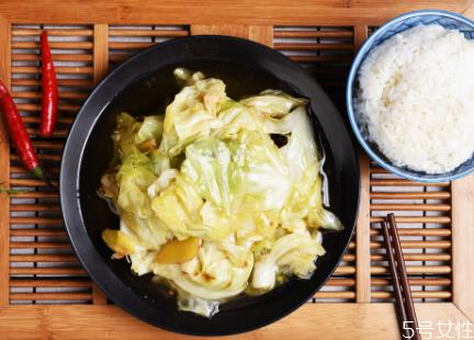 手撕包菜怎么炒不出水 手撕包菜放陈醋还是白醋 手撕包菜怎么炒不出水 手撕包菜放陈醋还是白醋