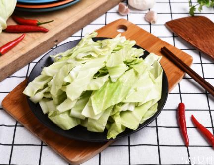 手撕包菜怎么炒不出水 手撕包菜放陈醋还是白醋 手撕包菜怎么炒不出水 手撕包菜放陈醋还是白醋