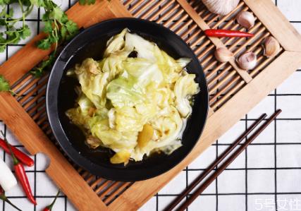 手撕包菜怎么炒不出水 手撕包菜放陈醋还是白醋 手撕包菜怎么炒不出水 手撕包菜放陈醋还是白醋