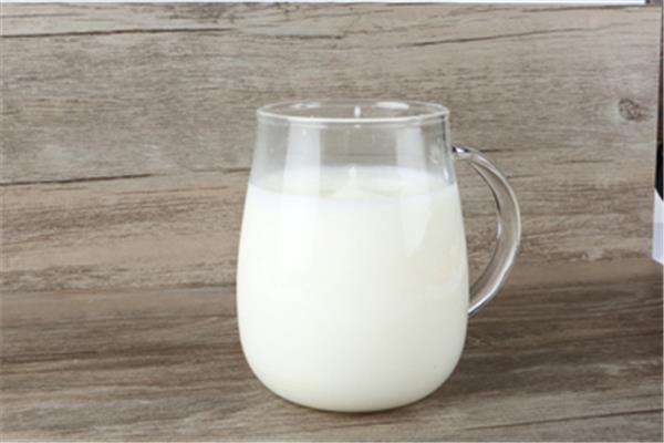 羊奶一次喝多少合适 羊奶喝多了有什么危害 羊奶一次喝多少合适 羊奶喝多了有什么危害