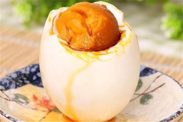 咸鸭蛋发黑还能吃吗 咸鸭蛋发黑是怎么了