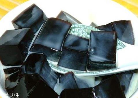 黑凉粉和龟苓膏的区别 黑凉粉是龟苓膏吗 黑凉粉和龟苓膏的区别 黑凉粉是龟苓膏吗