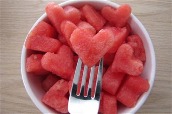 冰西瓜隔夜可以吃吗 冰西瓜放冰箱可以放多久 冰西瓜隔夜可以吃吗 冰西瓜放冰箱可以放多久