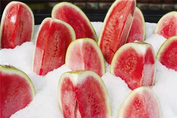 冰西瓜隔夜可以吃吗 冰西瓜放冰箱可以放多久 冰西瓜隔夜可以吃吗 冰西瓜放冰箱可以放多久