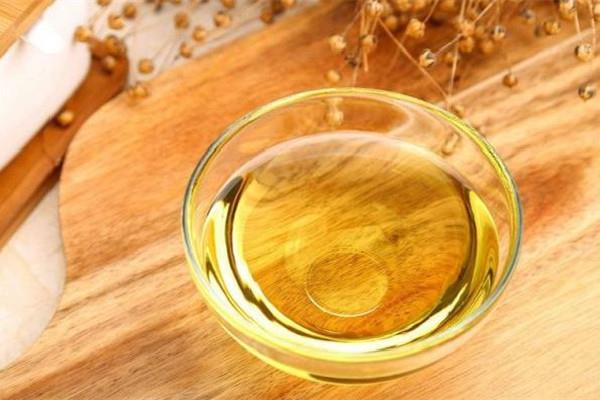 玉米油和花生油哪个更健康 玉米油适合什么人群吃 玉米油和花生油哪个更健康 玉米油适合什么人群吃