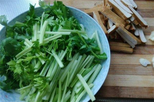 水芹菜是什么季节的 水芹菜一般是哪个季节吃的 水芹菜是什么季节的 水芹菜一般是哪个季节吃的
