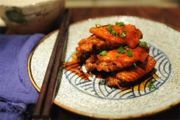 可乐鸡翅先腌还是先焯水 可乐鸡翅可以放酱油吗 可乐鸡翅先腌还是先焯水 可乐鸡翅可以放酱油吗