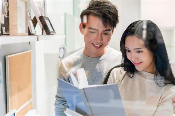 和闺蜜喜欢同一个人该追吗 我和闺蜜喜欢同一个人怎么办 和闺蜜喜欢同一个人该追吗 我和闺蜜喜欢同一个人怎么办