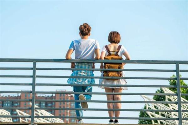 和闺蜜喜欢同一个人该追吗 我和闺蜜喜欢同一个人怎么办 和闺蜜喜欢同一个人该追吗 我和闺蜜喜欢同一个人怎么办