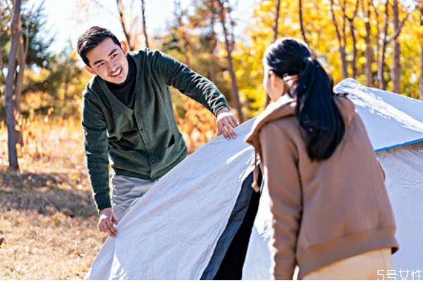 如何对付不会哄人的老公 爱你的男人吵架时的表现 如何对付不会哄人的老公 爱你的男人吵架时的表现