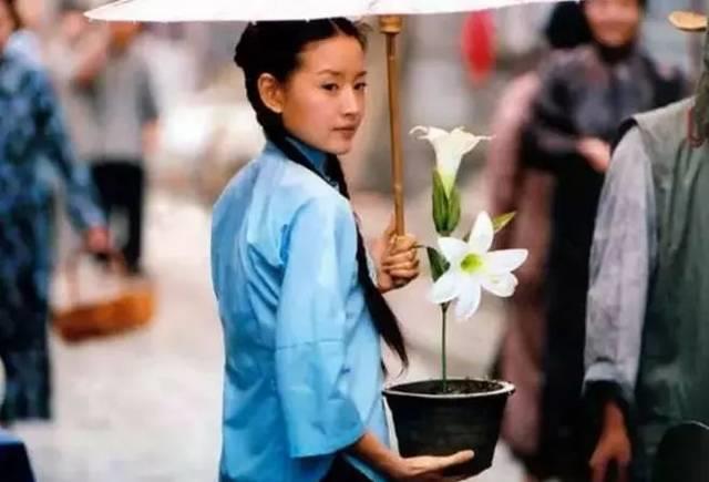 她喜欢百合,人也如百合。