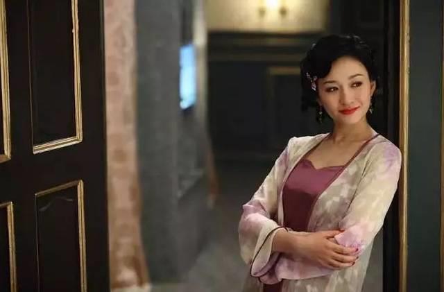 当初我追剧的时候就是如此,一度认为只有像她这样的女子才能称得上是“世间美好”。