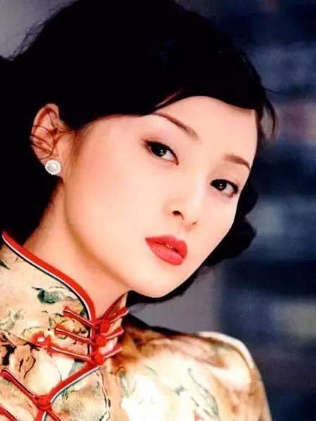 还有《青河绝恋》中的沈心慈,温柔美丽,清丽端庄。