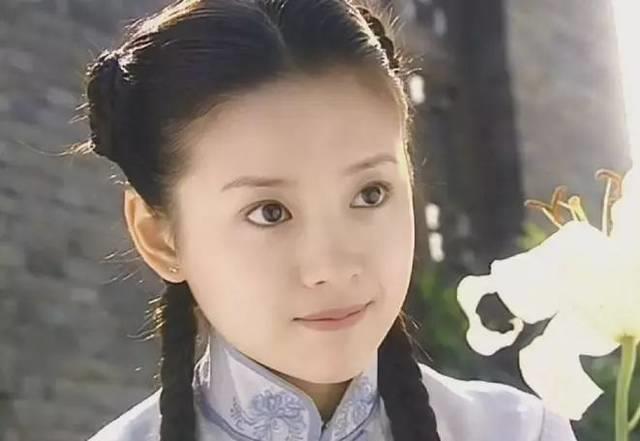 在整部剧中,董洁最常穿的还是那件蓝色的学生服。