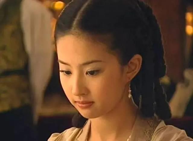 虽然是典型的富家小姐,脾气差,又任性。