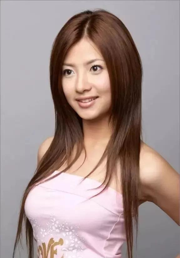 之后,她和古天乐一起合过电影《家有喜事2009》《变身契约》等剧。