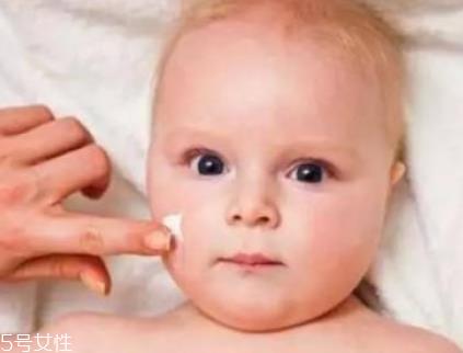 婴儿乳液和宝宝润肤霜哪个好?婴儿乳液和宝宝润肤霜区别 婴儿乳液和宝宝润肤霜哪个好?婴儿乳液和宝宝润肤霜区别