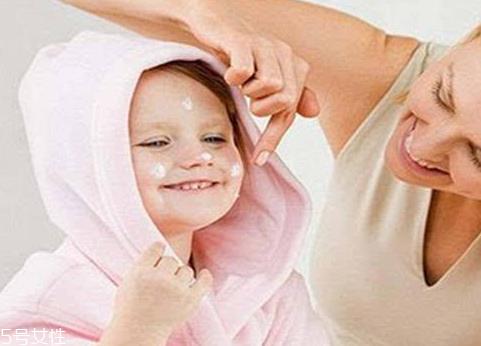 婴儿乳液和宝宝润肤霜哪个好?婴儿乳液和宝宝润肤霜区别 婴儿乳液和宝宝润肤霜哪个好?婴儿乳液和宝宝润肤霜区别