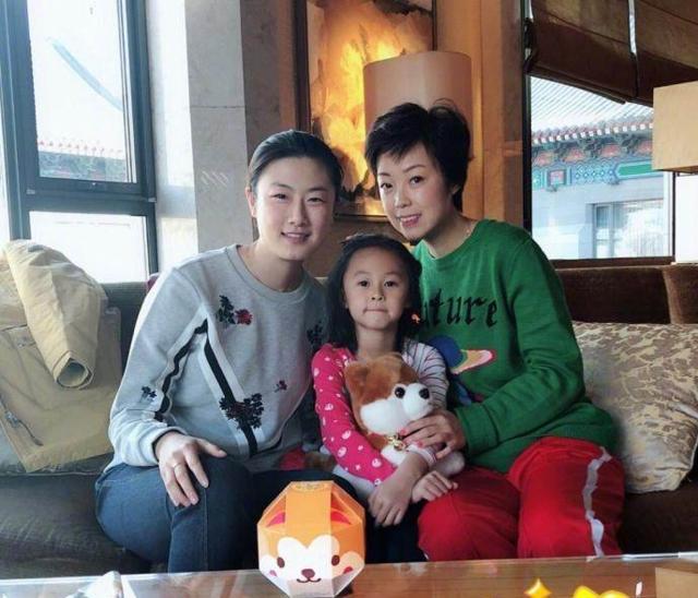 张怡宁母女和打发