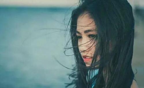 分手后女生放不下的表现2