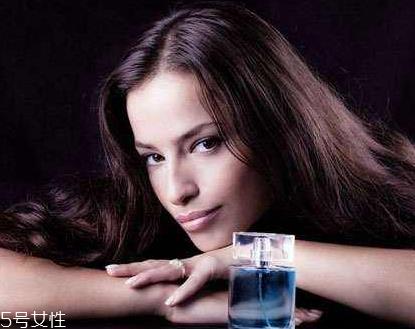 香水怎么喷头发上 香水能直接喷头发上吗 香水怎么喷头发上 香水能直接喷头发上吗