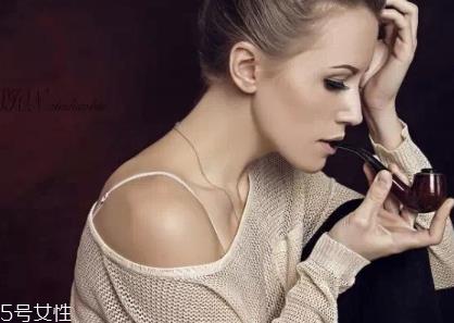 香水怎么喷头发上 香水能直接喷头发上吗 香水怎么喷头发上 香水能直接喷头发上吗