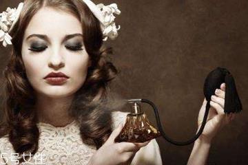 香水怎么喷头发上 香水能直接喷头发上吗 香水怎么喷头发上 香水能直接喷头发上吗