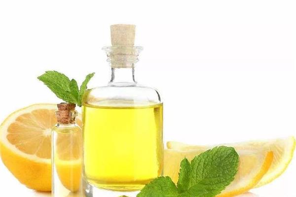 单方精油可以滴在护肤品直接用吗 单方精油可以加在爽肤水里边吗 单方精油可以滴在护肤品直接用吗 单方精油可以加在爽肤水里边吗