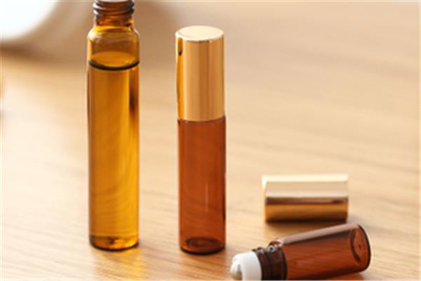 单方精油可以滴在护肤品直接用吗 单方精油可以加在爽肤水里边吗 单方精油可以滴在护肤品直接用吗 单方精油可以加在爽肤水里边吗