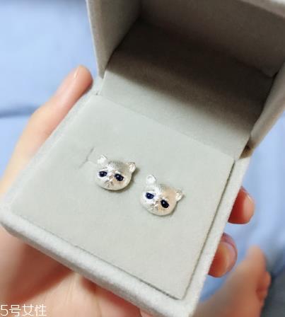 耳钉是金的好还是银的好?耳钉买金的还是银的? 耳钉是金的好还是银的好?耳钉买金的还是银的?