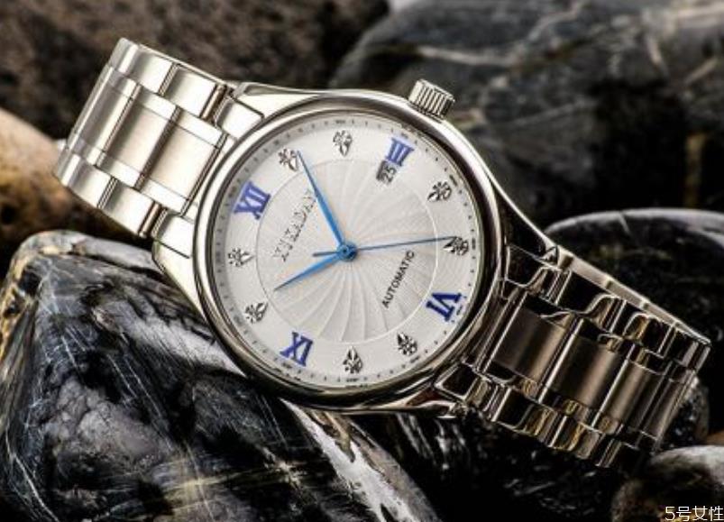 穿西装戴什么颜色表盘 男士西装配什么表 穿西装戴什么颜色表盘 男士西装配什么表