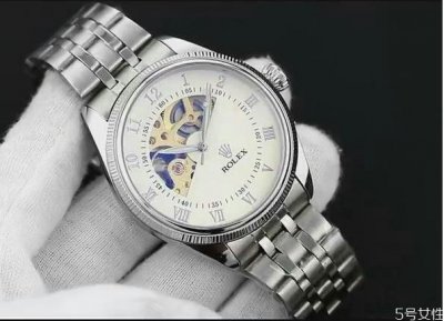 ​穿西装戴什么颜色表盘 男士西装配什么表