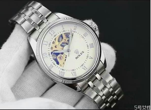 穿西装戴什么颜色表盘 男士西装配什么表 穿西装戴什么颜色表盘 男士西装配什么表