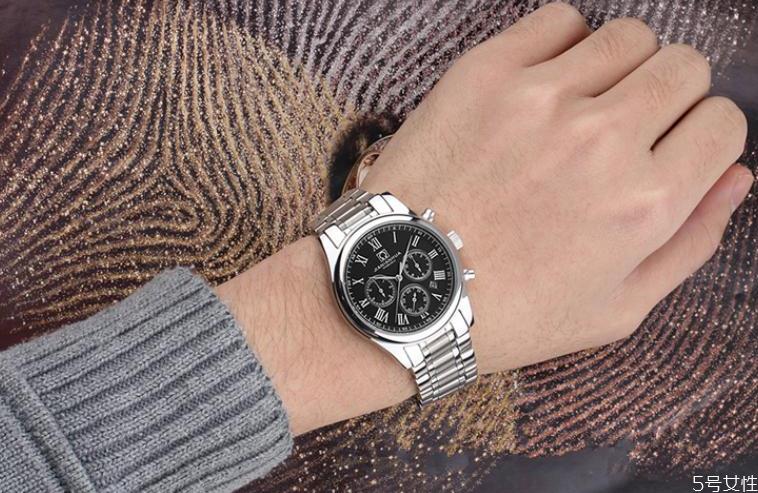 穿西装戴什么颜色表盘 男士西装配什么表 穿西装戴什么颜色表盘 男士西装配什么表