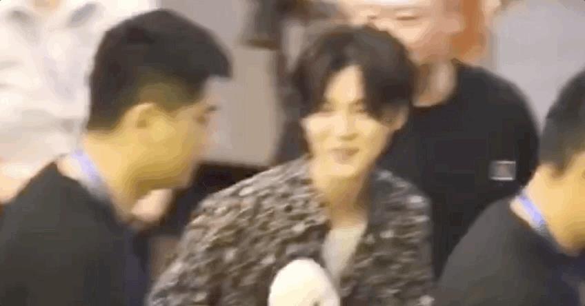 鹿晗路演被扔礼物 依旧笑容面对