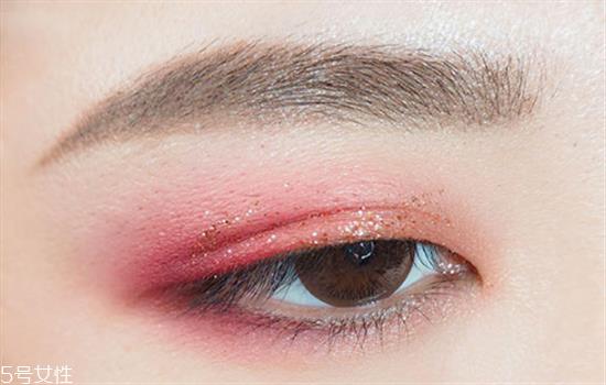 夏天很容易脱妆怎么办 教你高温天也持久不脱妆的方法