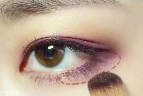 烟熏妆攻略，教你点不一样的