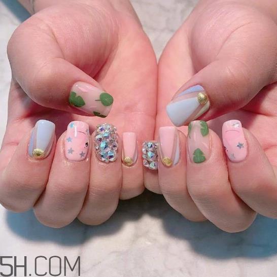 秋冬必备的焦糖色美甲图片最新款 韩国最新秋冬美甲图片