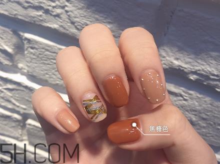秋冬必备的焦糖色美甲图片最新款 韩国最新秋冬美甲图片