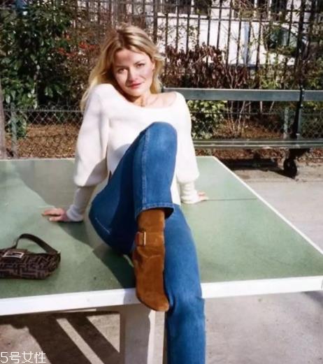 拍照怎么摆姿势更自然？教你自然慵懒拍照风