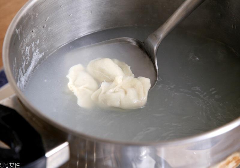 饺子皮怎么做好吃 饺子皮中间厚边缘薄 饺子皮怎么做好吃 饺子皮中间厚边缘薄