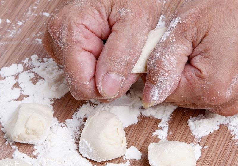 饺子皮怎么做好吃 饺子皮中间厚边缘薄 饺子皮怎么做好吃 饺子皮中间厚边缘薄