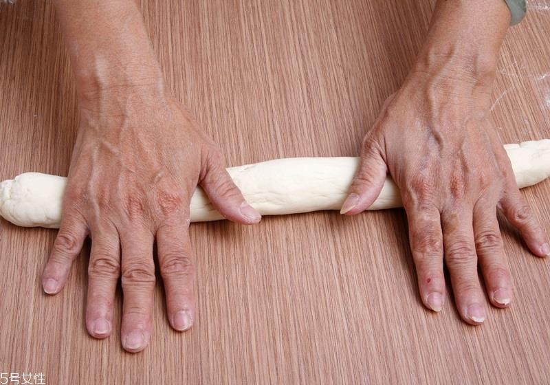 饺子皮怎么做好吃 饺子皮中间厚边缘薄 饺子皮怎么做好吃 饺子皮中间厚边缘薄