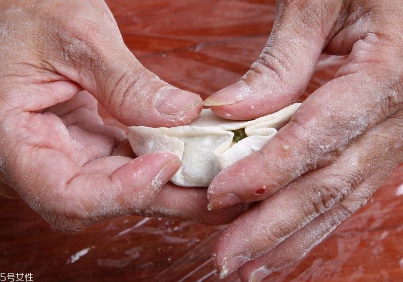 饺子皮怎么做好吃 饺子皮中间厚边缘薄 饺子皮怎么做好吃 饺子皮中间厚边缘薄