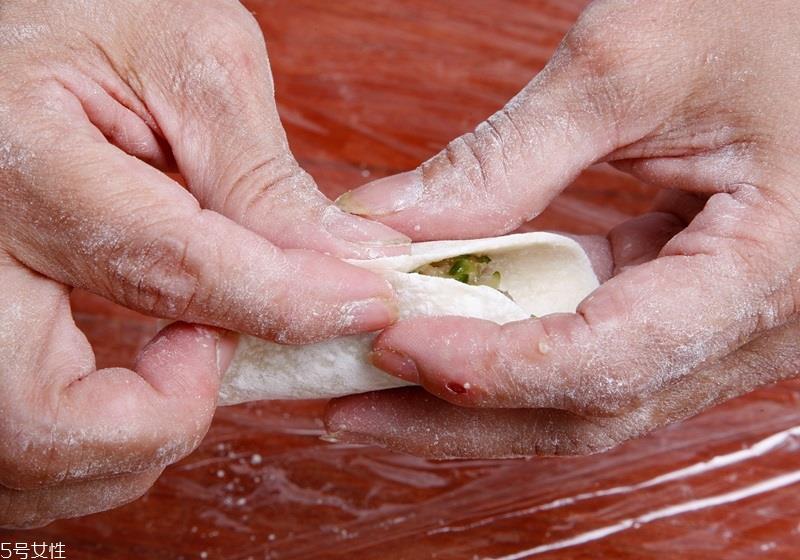 饺子皮怎么做好吃 饺子皮中间厚边缘薄 饺子皮怎么做好吃 饺子皮中间厚边缘薄
