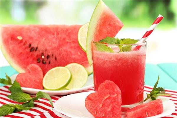 西瓜可以和牛奶一起吃吗 西瓜牛奶榨汁做法 西瓜可以和牛奶一起吃吗 西瓜牛奶榨汁做法