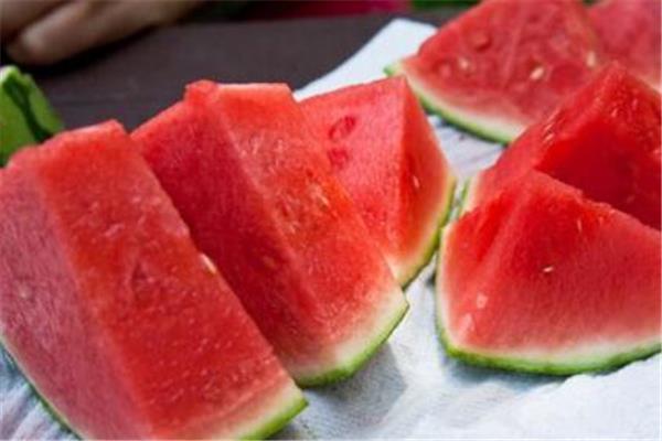 西瓜可以和牛奶一起吃吗 西瓜牛奶榨汁做法 西瓜可以和牛奶一起吃吗 西瓜牛奶榨汁做法