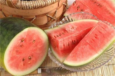 ​西瓜可以和牛奶一起吃吗 西瓜牛奶榨汁做法