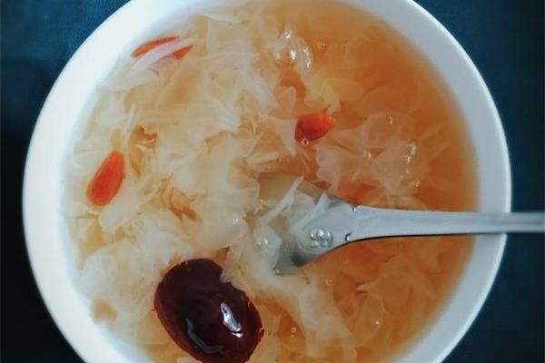 银耳汤和西瓜能一起吃吗 银耳汤不能和什么同食 银耳汤和西瓜能一起吃吗 银耳汤不能和什么同食