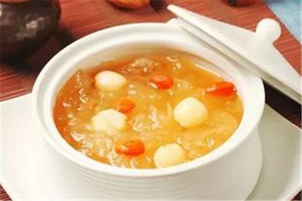 银耳汤和西瓜能一起吃吗 银耳汤不能和什么同食 银耳汤和西瓜能一起吃吗 银耳汤不能和什么同食